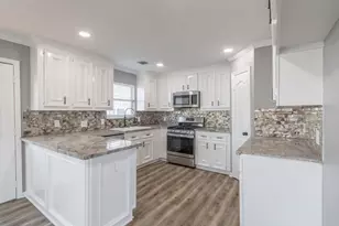 725 10th St, Dickinson, TX 77539 - Photo 12