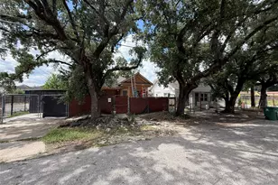 2319 McKee St, Houston, TX 77009 - Photo 2