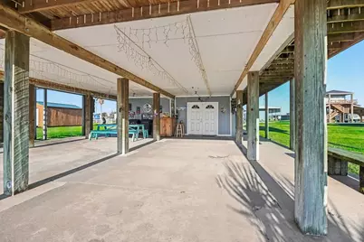 970 Wommack Drive S, Crystal Beach, TX 77650 - Photo 38