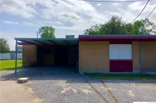 1204 N Wells St, Edna, TX 77957 - Photo 4