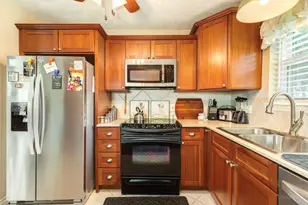 820 Perry St, Angleton, TX 77515 - Photo 18