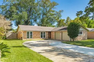 820 Perry St, Angleton, TX 77515 - Photo 2