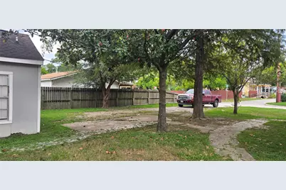813 N Avenue D, Humble, TX 77338 - Photo 2
