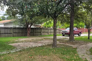 813 N Ave D, Humble, TX 77338 - Photo 2