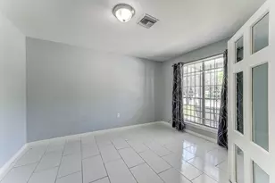 11819 S Nottingham Cir, Houston, TX 77071 - Photo 8