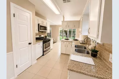 5107 Longshadow Drive, Dickinson, TX 77539 - Photo 8