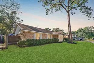 5919 Lattimer Dr, Houston, TX 77035 - Photo 2