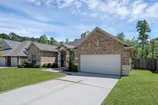 2051 Brookmont Dr, Conroe, TX 77301 - Photo 2