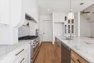 4817 Kingfisher Dr, Houston, TX 77035 - Photo 10