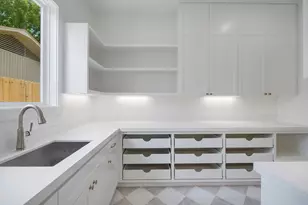 1726 Saxon Dr, Houston, TX 77018 - Photo 10