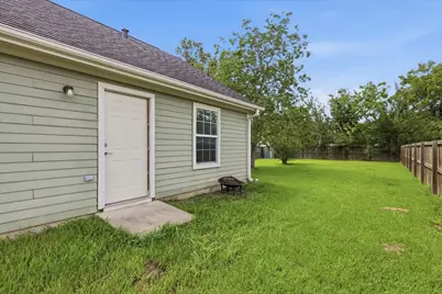 228 W Elm Avenue, Winnie, TX 77665 - Photo 18
