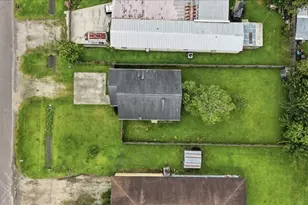 228 W Elm Ave, Winnie, TX 77665 - Photo 26