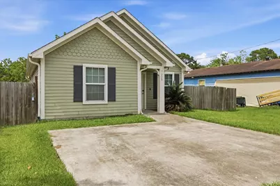 228 W Elm Avenue, Winnie, TX 77665 - Photo 2