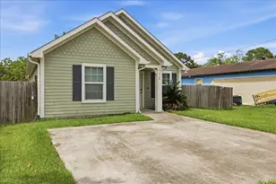 228 W Elm Ave, Winnie, TX 77665 - Photo 2