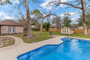 105 Poinciana Street St, Lake Jackson, TX 77566 - Photo 8