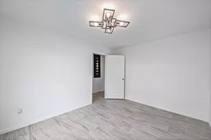 11823 S Willow Cir, Houston, TX 77071 - Photo 8