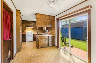 213 Highland Dr, Hitchcock, TX 77563 - Photo 4