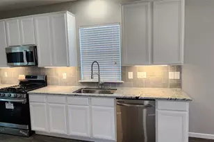 8530 E Highlands Crossing, Highlands, TX 77562 - Photo 6