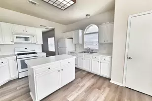 2715 Sailors Moon Dr, Friendswood, TX 77546 - Photo 4