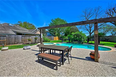 1415 Crystal Lake Circle E, Pearland, TX 77584 - Photo 4