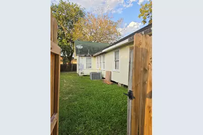 108 W Humble Street, Baytown, TX 77520 - Photo 10