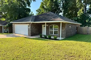 328 Greenleaf St, Huntsville, TX 77340 - Photo 2