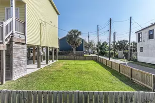 614 38th St, Galveston, TX 77550 - Photo 1