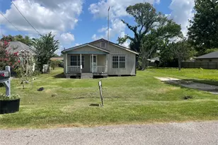 208 E Pecan Ln, Clute, TX 77531 - Photo 2