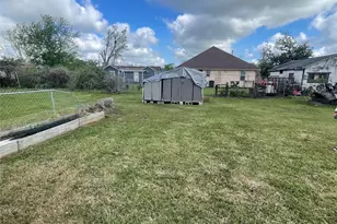 208 E Pecan Ln, Clute, TX 77531 - Photo 4
