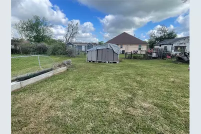 208 E Pecan Lane, Clute, TX 77531 - Photo 4