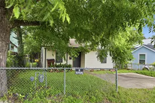 817 Chihuahua St, Lockhart, TX 78644 - Photo 2