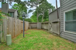 10 Jenny Wren Ct, The Woodlands, TX 77382 - Photo 2