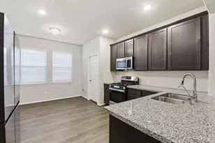 8434 Beacon Bay Cir, Baytown, TX 77523 - Photo 10