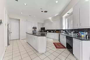 8103 Lake Edge Ct, Houston, TX 77071 - Photo 14