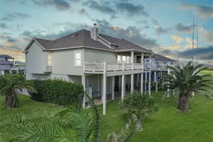813 Pinata Dr, Crystal Beach, TX 77650 - Photo 4