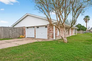 2510 Sunnycrest Dr, Texas City, TX 77590 - Photo 2