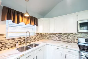 16039 Surrey Woods Dr, Friendswood, TX 77546 - Photo 4