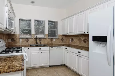 35 S Avonlea Circle, The Woodlands, TX 77382 - Photo 8