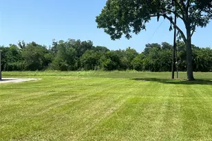 1515 N Mechanic St, El Campo, TX 77437 - Photo 6