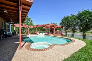 410 Kingfisher Dr, Sugar Land, TX 77478 - Photo 2