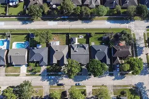 16039 Surrey Woods Dr, Friendswood, TX 77546 - Photo 2