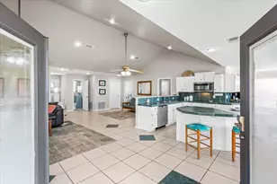 970 Gulfview Dr, Crystal Beach, TX 77650 - Photo 4