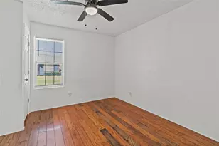 319 E B St, La Porte, TX 77571 - Photo 8
