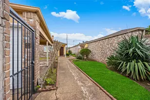 9206 Homeland Dr, Houston, TX 77083 - Photo 6