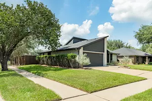 9 Sarita Ct, Angleton, TX 77515 - Photo 2