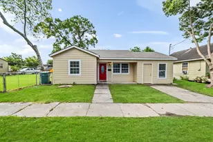 419 W Cleveland St, Baytown, TX 77520 - Photo 1