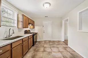 419 W Cleveland St, Baytown, TX 77520 - Photo 4