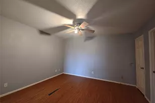 10855 Meadowglen Ln, Houston, TX 77042 - Photo 14