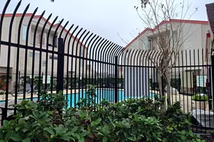 10855 Meadowglen Ln, Houston, TX 77042 - Photo 22