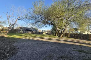 600 E Fayle St, Baytown, TX 77520 - Photo 4